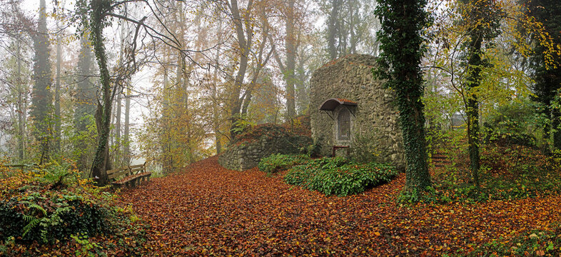 Burgplatz der Schenkenburg &uuml;ber Winterstettenstadt bei Biberach in Oberschwaben im Nebel mit Herbstlaub