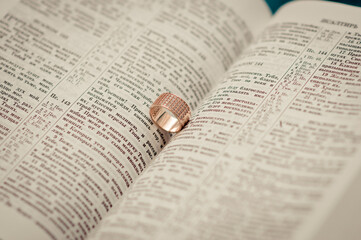 Fototapeta premium обручальное кольцо и библия