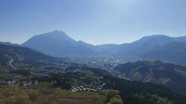 大分県由布市にある、湯布院の町と由布岳を撮影しました。