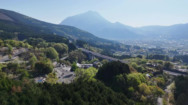 大分県由布市にある、湯布院の町と由布岳を撮影しました。