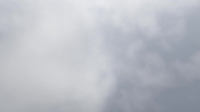 空に浮かぶ雲海をゆっくりと進む