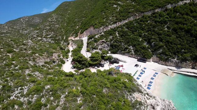Piękna zatoczka z niesamowitym kolorem wody - ujęcia z drona fpv avata dji