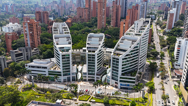 Foto a&eacute;rea por el Poblado, en la Ciudad de Medell&iacute;n, Colombia, cerca a la MIlla de Oro., en la que se observa a San Fernando Plaza