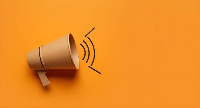 Recomienda a un amigo. Imagen de concepto empresarial con un meg&aacute;fono de vaso de papel sobre fondo naranja con espacio para copiar. Anuncio de atenci&oacute;n. Dise&ntilde;o minimalista plano.