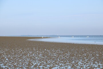 Wattwanderung im niedersächsischen Wattenmeer der Nordsee bei ablaufendem Wasser