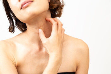 首の痒みに悩む女性