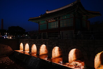 Suwon River in Gyeonggi-do, South Korea - 韓国 京畿道 水原 水原華城 華虹門