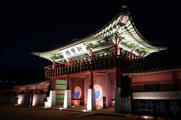 Fototapeta premium Temporary Palace at Hwaseong Fortress or Hwaseong Haenggung Palace in Suwon, Gyeonggi-do, South Korea - 韓国 京畿道 水原 華城行宮 新豊楼 