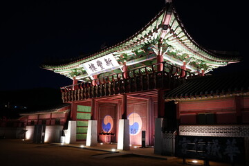 Fototapeta premium Temporary Palace at Hwaseong Fortress or Hwaseong Haenggung Palace in Suwon, Gyeonggi-do, South Korea - 韓国 京畿道 水原 華城行宮 新豊楼 