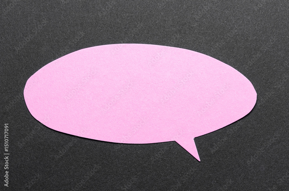 Aufkleber pink cut out blank paper speech bubble of round shape with copy space for text on dark background, f