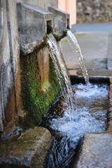 Une belle fontaine a eau de source