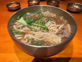 Korean kalguksu noodle soup with vegetables and beef