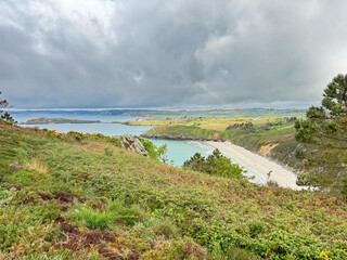 La presqu'île de Crozon est située dans le Finistère en face de Brest. Elle est englobée en totalité dans le parc naturel régional d'Armorique et les espaces maritimes qui l'entourent 