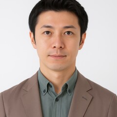 白い背景に分離された茶色のジャケットを着たアジア人男性のポートレート