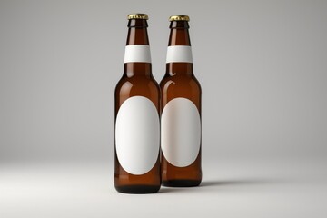 白い背景に分離された空のラベルが付いた2つの茶色のビール瓶