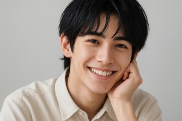 笑顔の若い日本人男性のポートレート、広告やウェブサイト素材に
