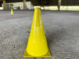 Mini cones para treinamento de esportes radicais com fundo desfocado.