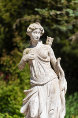 Statue de Diane en pierre dans le jardin d'un manoir