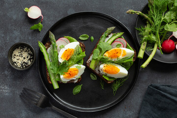 sandwich with dark rye bread, asparagus and soft boiled egg