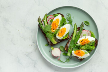  sandwich with dark rye bread, asparagus and egg