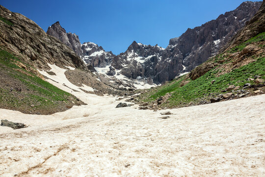 At an altitude of 3,320 meters in the Y&uuml;ksekova district of Hakkari, the Cennet Cehennem Valley at the foothills of the Cilo Mountains fascinates nature lovers with its unique nature and natural beaut