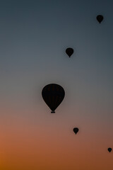 Obraz premium Hot air balloons floating in the sunrise sky with gradient colors 