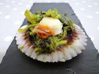 Frutti di mare ricetta cucina italiana capesante crude verdure mediterranee su tagliere