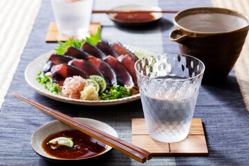 【焼酎と鰹のたたき】初夏の頃。旬を迎えた鰹を気持ちよく冷やした焼酎で愉しみます。