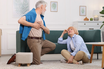 Obraz premium Lovely senior couple together on floor at home