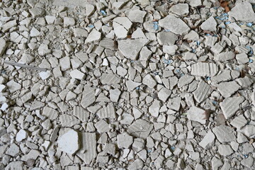 grauer Bauschutt in kleinen Brocken flächendeckend