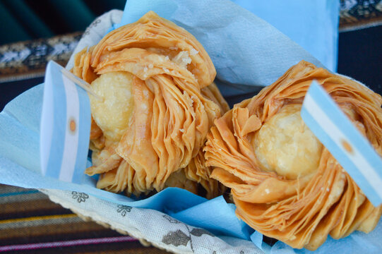Comidas t&iacute;picas argentinas para fechas patrias con decoraci&oacute;n celeste y blanca