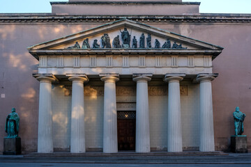 Obraz premium View of Vor Frue Kirke (Church of Our Lady) entrance, flanked by bronze statues of Moses and David, Denmark’s national cathedral and home to Thorvaldsen’s sculptures.