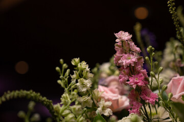 Detalle de ramo de flores frescas con tonos pastel y púrpuras.