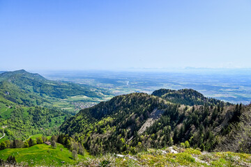 Fototapeta premium Weissenstein, Mittelland, Aare, Fluss, Aareland, Balmberg, Aussichtspunkt, Felder, Landwirtschaft, Wanderweg, Bergbahn, Alpenpanorama, Solothurn, Frühling, Schweiz