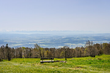 Weissenstein, Hausberg, Aussichtspunkt, Wanderweg, Holzbank, Röti, Hasenmatt, Mittelland, Jura, Kalkfelsen, Aare, Fluss, Landwirtschaft, Frühling, Solothurn, Alpen, Bergpanorama, Schweiz