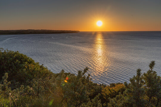 Wundersch&ouml;ner Sonnenuntergang von einer D&uuml;ne bei den Toftum Bjerge am Limfjord, D&auml;nemark. Sch&ouml;ner, kalter Abend, ohne Leute am Strand.  