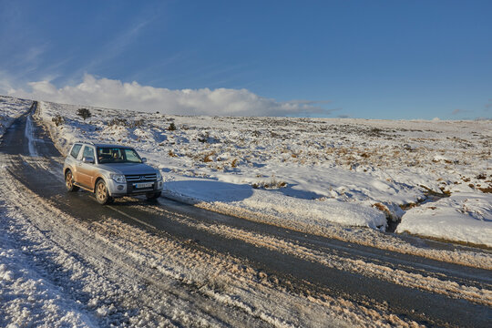 The B3212, one of the main roads across Dartmoor, in winter snow, near Moretonhampstead, Dartmoor National Park, Devon, United Kingdom
