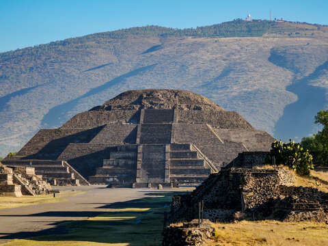 View over the Avenue of the Dead towards the Pyramid of the Moon, Teotihuacan, Mexico State, Mexico