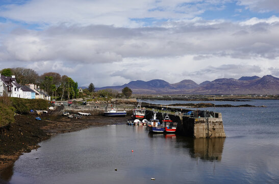 Roundstone harbour, Roundstone, Connemara, Co Galway, Ireland