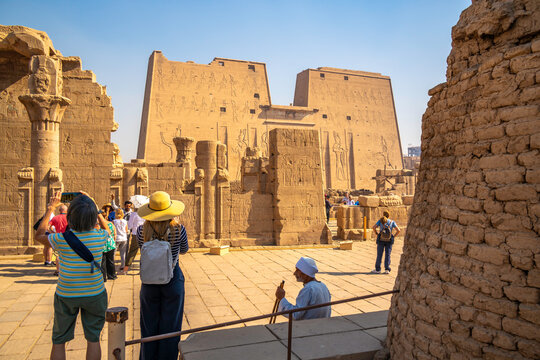 View of tourists viewing the Faucon Horus at Temple of Edfu, Edfu, Egypt, Africa