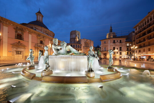 Plaza de la Virgen and the Turia fountain and cathedral in the old town lit up at night, Valencia, Spain, Europe