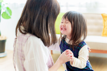 女の子と遊ぶ保育士