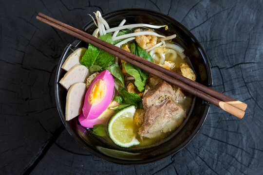 Ramen with egg pork and bean sprouts 