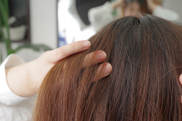 Fototapeta premium 美容室の背術後にリラックスする女性