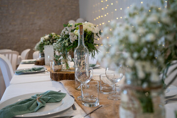 Décoration florale élégante de table de mariage – ambiance romantique et raffinée