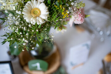 Décoration florale élégante de table de mariage – ambiance romantique et raffinée