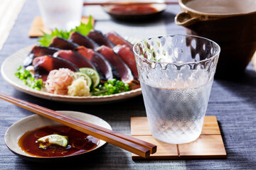 【焼酎と鰹のたたき】初夏の頃。旬を迎えた鰹を気持ちよく冷やした焼酎で愉しみます。