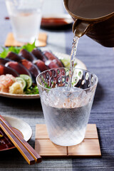 【焼酎と鰹のたたき】初夏の頃。旬を迎えた鰹を気持ちよく冷やした焼酎で愉しみます。