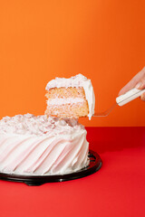 Pastel en fondo naranja