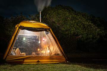 夜キャンプ 薪ストーブ 薪スト ランプ 灯り カッコいい リラックス キャンプ風景